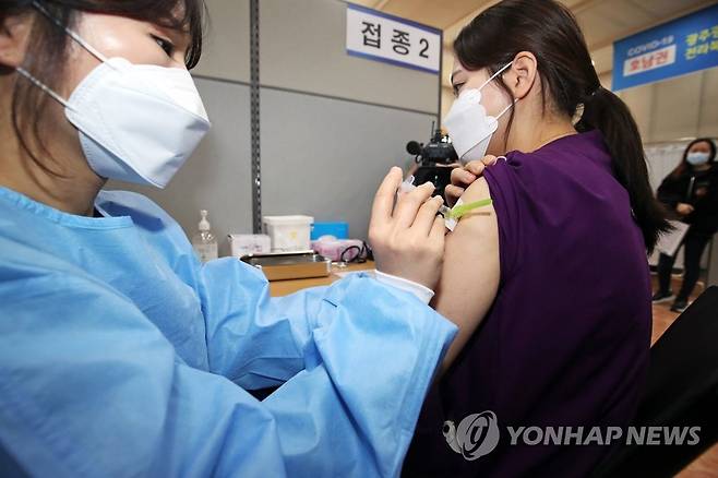 화이자 백신 접종하는 코로나19 의료진 [연합뉴스 자료사진]
