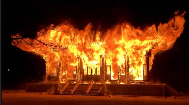5일 오후 6시 50분께 전북 정읍시 내장사 대웅전에서 불이 나 불꽃이 치솟고 있다. (사진=전북소방본부)