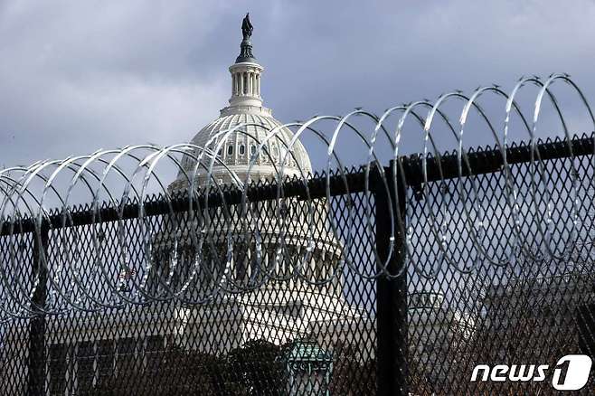 워싱턴DC 의회의사당을 둘러싼 철조망 울타리. © AFP=뉴스1