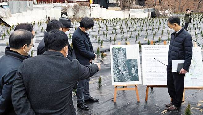 국회 국토교통위원회 소속 국민의힘 의원들이 4일 한국토지주택공사(LH) 직원들의 땅 투기 의혹이 제기된 경기 시흥시 과림동 현장을 살펴보고 있다. /국회사진기자단