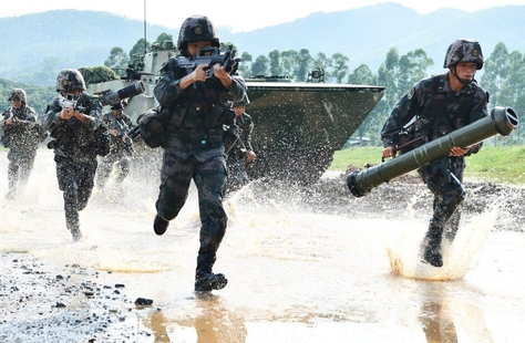 중국 인민해방군 군인들이 2020년 6월 남부 광둥성에서 군사 훈련을 하고 있다. /신화사 연합뉴스