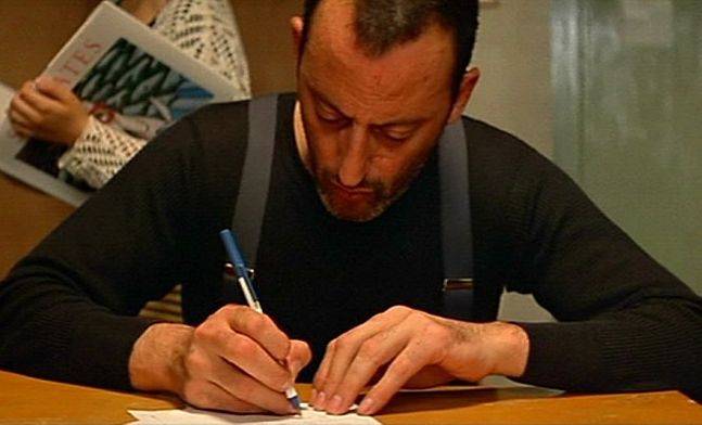 마틸다에게 글을 배우는 레옹 ⓒ㈜제인앤씨미디어그룹 제공