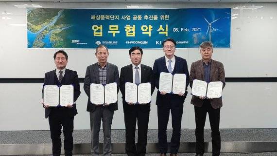 (왼쪽부터) 경진에너지 김병연 대표, 은성오엔씨 은희성 대표, 대우조선해양건설 서복남 대표, 케이티서브마린 김형준 대표, 웅진개발 김상권 전무가 MOU 체결식에서 기념 촬영을 하고 있다. 사진=한국테크놀로지