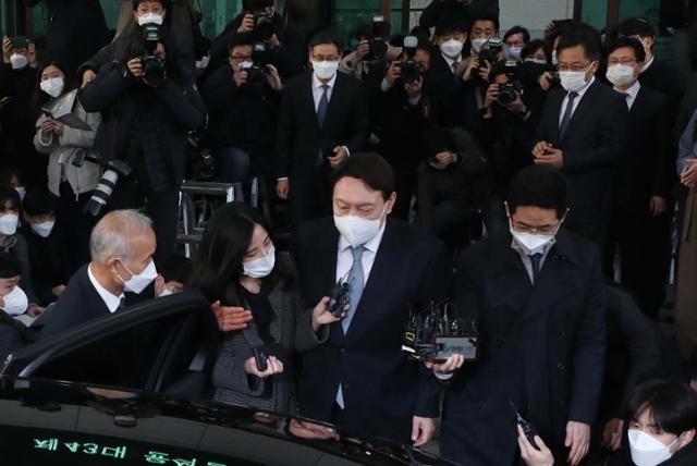 윤석열 검찰총장이 4일 오후 서울 서초구 대검찰청을 나서며 직원들의 환송을 받고 있다. 뉴시스