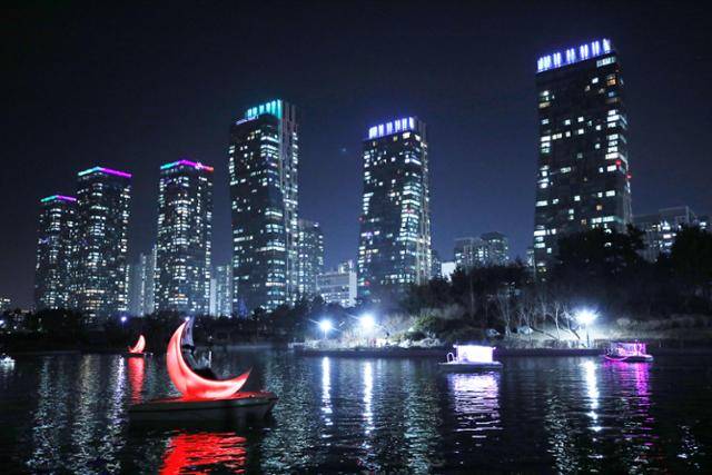 초승달 모양의 문보트를 타면 로맨틱한 송도 센트럴파크 야경을 즐길 수 있다. ⓒ박준규