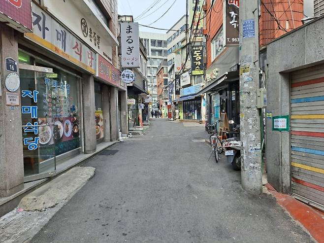 4일 한국외대 인근 대학가. 개강을 맞아 학생들이 붐볐을 거리지만 지금은 한산하다/사진=홍순빈 기자