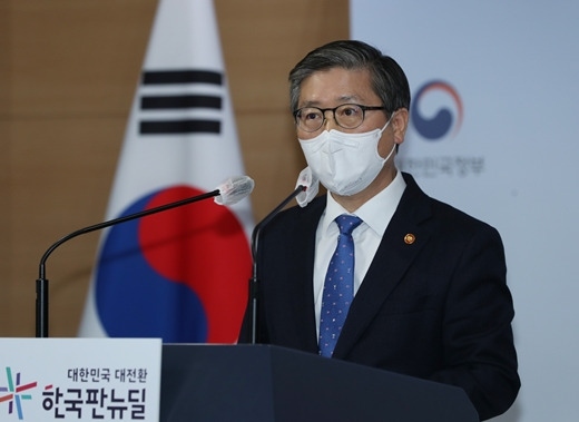 변창흠 국토교통부 장관이 4일 오후 서울 종로구 정부서울청사 합동브리핑실에서 한국토지주택공사(LH) 직원들의 100억원대 사전투기 의혹과 관련해 브리핑을 하고 있다. /사진=뉴스1