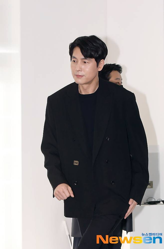 Actor Jung Woo-sung attends a mow whiskey brand photo event held in Yeouido, Yeouido, Seoul, on March 4th.