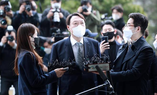 윤석열 검찰총장이 4일 서울 서초구 대검찰청으로 출근하며 검찰총장직 사의를 표명하고 있다. 이한형 기자