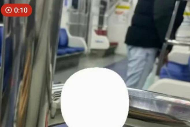 지하철 안에서 한 남성이 소변을 보고 있는 듯한 장면. 온라인커뮤니티 캡처