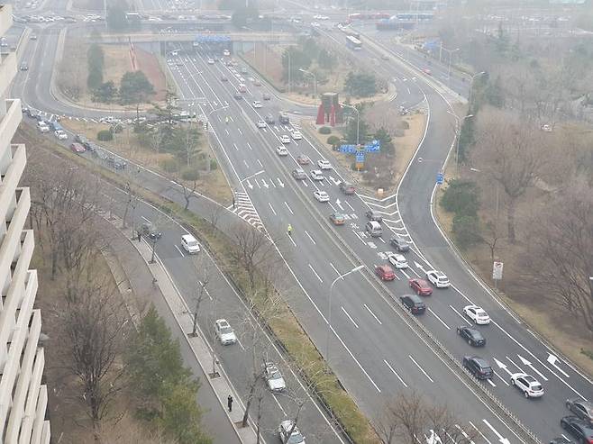 3월 5일 오전 베이징 시내에서 경찰이 교통을 통제하는 모습