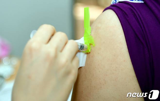권역별 화이자 백신 접종이 진행된 3일 오전 광주 조선대학교 병원 의성관 5층 호남권역 예방접종센터에서 의료진이 접종 대상자에게 백신 접종을 하고 있다.(광주·전남 사진기자단) 2021.3.3/뉴스1