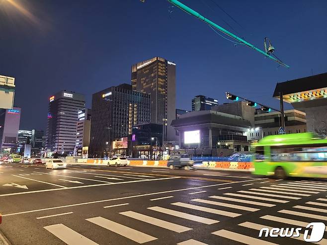 6일 서울 세종대로 광화문광장 동측차로에서 차량이 이동하고 있다.© 뉴스1 허고운 기자