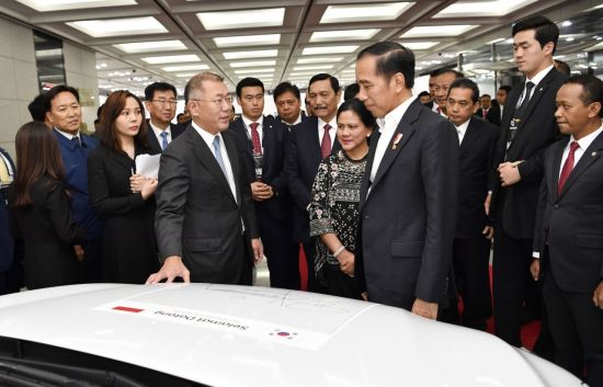 2019년 조코 위도도 인도네시아 대통령이 현대차 울산공장을 찾았을 당시 정의선 현대차 당시 수석부회장이 코나 전기차에 대해 설명하고 있다.<현대차 제공>