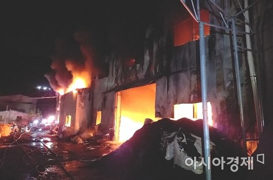 5일 밤 11시34분께 발생한 경남 김해 폐기물수집업체 화재 현장.