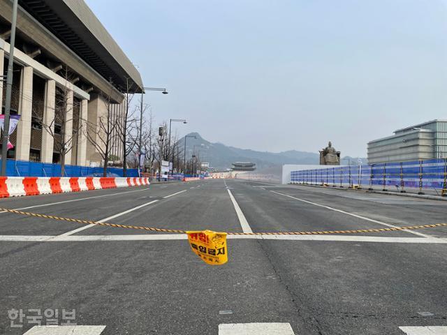 6일 0시를 기점으로 차량 통행이 금지된 서쪽 세종대로가 한산하다. 오지혜 기자