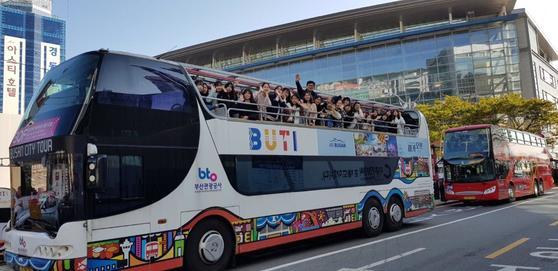 부산 시티투어버스가 관광객을 태우고 부산역에서 출발하고 있다. 사진 부산관광공사