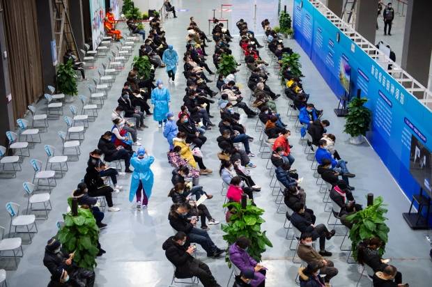 지난 1월5일 중국 베이징 차오양구의 백신접종센터에서 의료진이 신종 코로나바이러스 감염증(코로나19) 백신 접종을 마친 시민들이 모여있는 대기실을 오가며 경과를 관찰하고 있다. 사진=연합뉴스