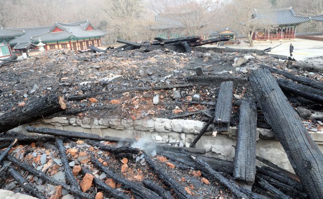 재로 전소된 전북 정읍시 내장사의 대웅전이 완전히 무너져내린 가운데 6일 화재현장에서 연기가 피어오르고 있다. 연합뉴스