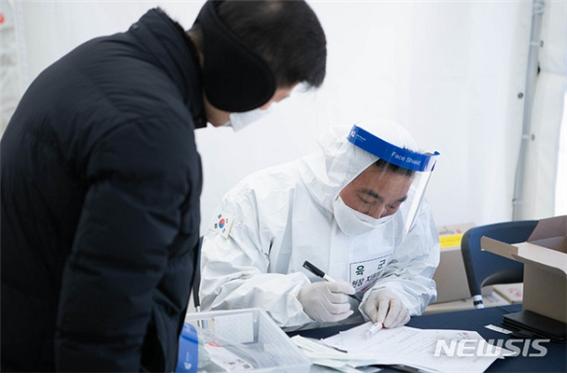 육군수도방위사령부 장병들이 16일 서울 강남구 개포동에 마련된 신종 코로나바이러스 감염증(코로나19) 임시선별검사소에서 역학조사를 지원하고 있다./사진=뉴시스