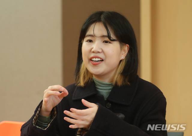 [서울=뉴시스]고승민 기자 =  '스노볼 드라이브'의 저자 조예은 소설가가 지난 3일 서울 민음사 회의실에서 뉴시스와 인터뷰를 하고 있다. 2021.03.06. kkssmm99@newsis.com