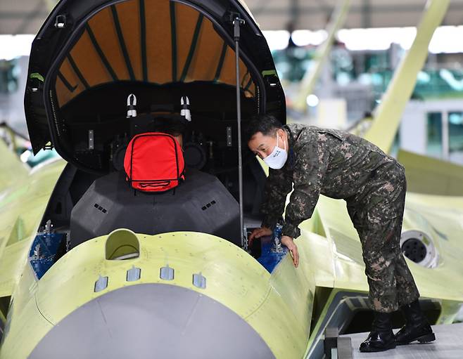 이성용 공군참모총장이 2일 경남 사천 한국항공우주산업(KAI)을 찾아 최종 조립 중인 한국형전투기(KF-X) 시제기를 직접 살펴보고 있다. 공군 제공