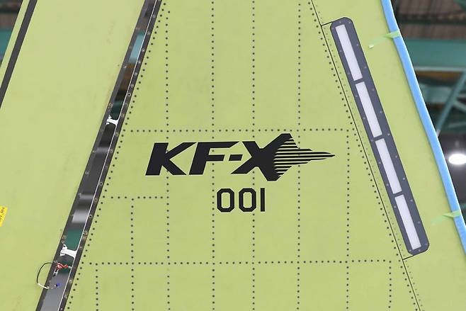 지난달 24일 경남 사천 한국항공우주산업(KAI) 사천공장에서 한국형전투기 KF-X 시제기 막바지 조립 작업이 진행되고 있다. 사진은 수직 꼬리 날개에 새겨진 KF-X 문구. 국방일보 제공
