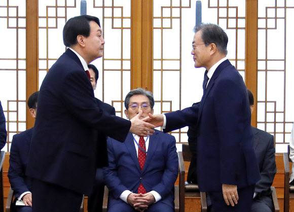 문재인 대통령이 2019년 7월 25일 청와대에서 윤석열 당시 신임 검찰총장에게 임명장을 수여한 뒤 악수하는 모습. 연합뉴스