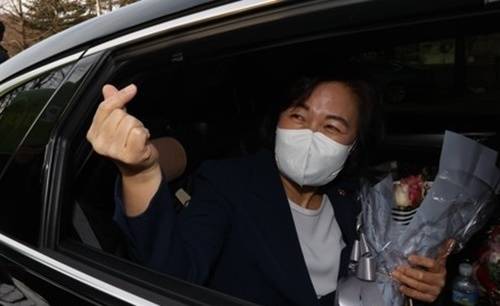 문재인 대통령이 2019년 7월 25일 청와대에서 윤석열 당시 신임 검찰총장에게 임명장을 수여한 뒤 악수하는 모습. 연합뉴스