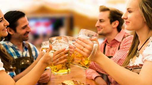 유럽인들이 물 대신 와인과 맥주를 마신 이유는 물에 석회질이 많이 있으며, 강에 정령이 산다고 믿었기 때문이다. 사진은 세계 최대 맥주 축제인 독일 옥토버페스트에서 사람들이 맥주를 마시는 모습.
