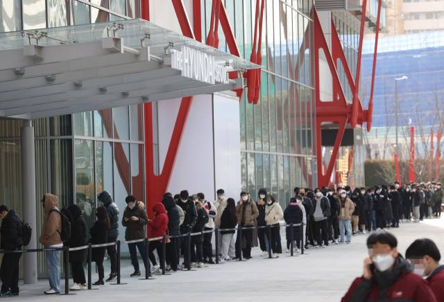 시민들이 지난달 24일 서울 영등포구 여의도에 사전 개점한 '더현대 서울'에 입장하기 위해 줄을 서고 있다. /연합뉴스