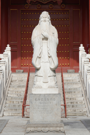 베이징 공묘 입구에 있는 공자상의 모습. /최수문기자