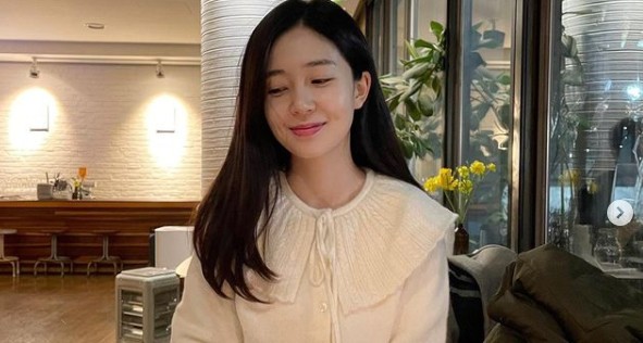 Actor Baek Jin-hee has attracted attention by revealing the recent appearance of her beautiful Beautiful looks.Baek Jin-hee posted several photos on his 6th day with his article My brothers outing through his instagram .In the photo, Baek Jin-hee is sitting in the restaurant with his coat off. Baek Jin-hee, who has a good white skin and long hair, shows a bright smile and shows sweetness and lovely charm together.In another photo, Baek Jin-hees visuals like a female college student who seems to find something in search of a mart attract attention.On the other hand, Baek Jin-hee met with fans through the 2018 KBS2 TV drama You can die.