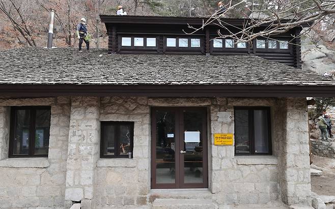 새롭게 단장한 백운산장 2021년 2월 28일 산장 모습입니다. 외관은 크게 변하지 않았습니다.