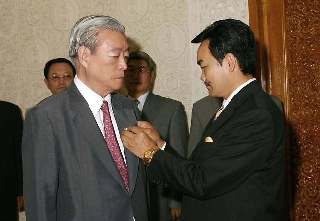 2004년 8월 나자크 바가반디 몽골 대통령(오른쪽)으로부터 훈장을 받는 김 회장 [연합뉴스 자료사진]