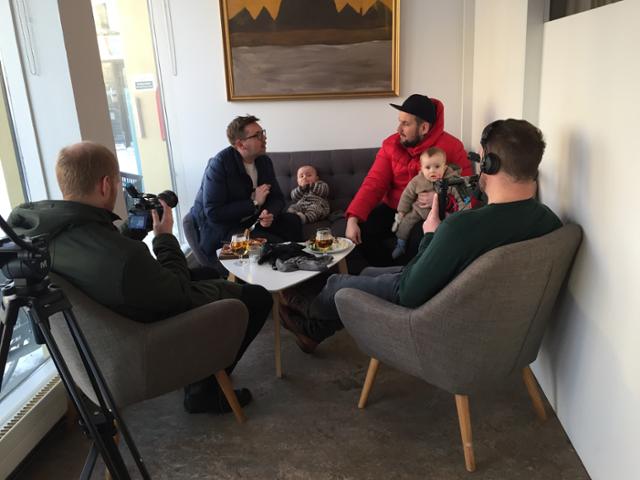아이슬란드 수도 레이캬비크의 한 카페에서 아빠들이 인터뷰에 응하고 있다. 이동학 작가