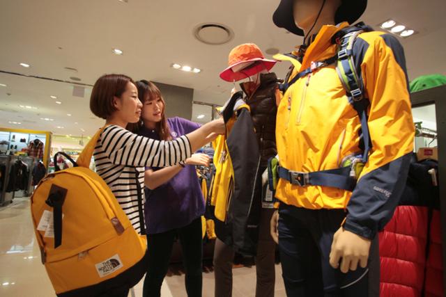 최근 신세계백화점의 아웃도어 매장을 찾은 고객이 등산복을 구경하고 있다. 신세계 제공
