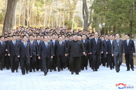 제1차 시·군당 책임비서 강습회가 지난 6일 종료된 뒤 김정은 북한 국무위원장이 참가자들과 함께 기념사진 촬영 장소로 이동하는 모습 [연합뉴스·조선중앙통신]