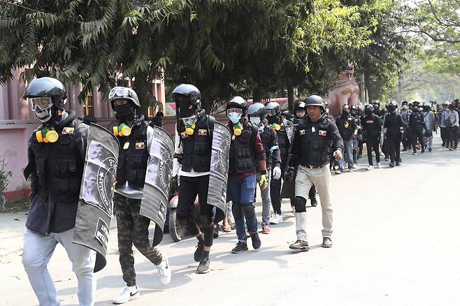 헬멧과 마스크, 방패를 든 만달레이 시민들이 거리를 행진하고 있다. 군부의 걍경진압에 맞서 시민들도 조금씩 조직화하는 모습이다. AP=연합뉴스