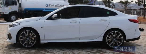 루프라인이 돋보이는 BMW M235i X드라이브 그란쿠페 측면 모습. 사진=오세성 한경닷컴 기자