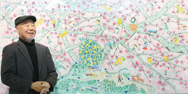 제주 화가 이왈종이 서울 가나아트나인원에 걸린 그림 앞에서 세상을 달관한 듯한 미소를 짓고 있다.  [한주형 기자>]