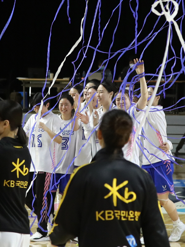 삼성생명 선수들이 7일 경기도 용인체육관에서 열린 여자프로농구 챔피언결정전 1차전을 승리한 뒤 기뻐하고 있다. 뉴시스