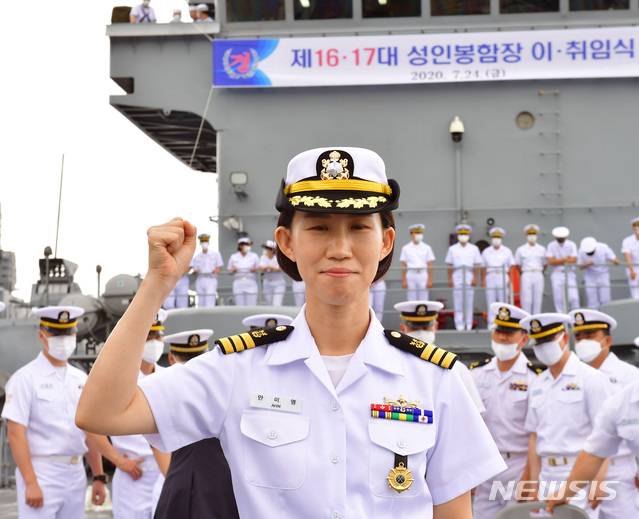 [서울=뉴시스]김병문 기자 = 최초 해군 여군 상륙함 함장으로 부임한 안미영 중령(진)이 24일 경남 창원시 진해구 진해군항에서 열린 제16·17대 성인봉함장 이·취임식에 참석해 부대원들과 기념촬영하고 있다. (사진=해군 제공) 2020.07.24. photo@newsis.com