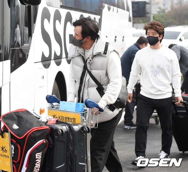[OSEN=김포공항, 최규한 기자]SSG 최정과 김성현이 버스에 오르고 있다. / dreamer@osen.co.kr