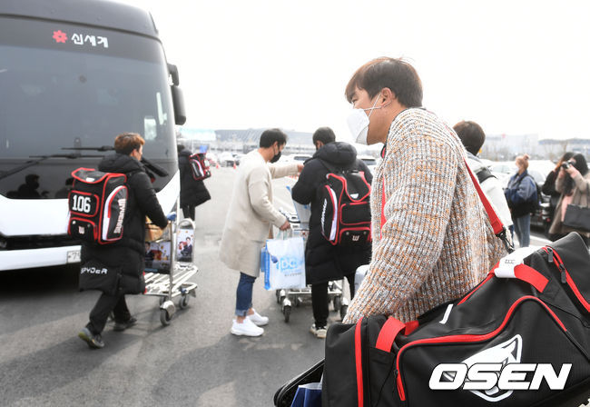 [OSEN=김포공항, 최규한 기자]SSG 선수들이 버스에 오르고 있다. / dreamer@osen.co.kr