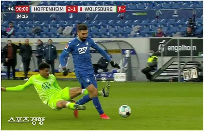 볼프스부르크 수비수 파울로 오타비오가 7일 호펜하임전에서 후반 종료직전 상대의 역습을 막으려 뒤에서 거친 태클을 하고 있다. 중계화면 캡처