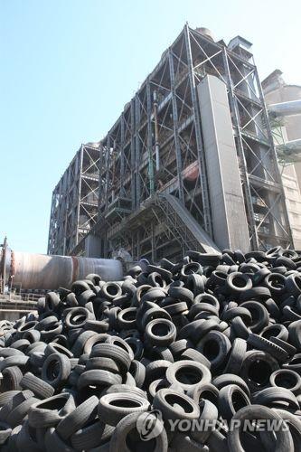 시멘트 공장 보조 원료로 사용되는 폐타이어 [연합뉴스 자료사진]