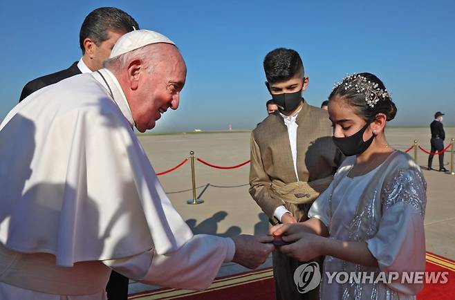 7일(현지시간) 프란치스코 교황이 이라크 북부 아르빌 공항에 도착해 환영받고 있다. [AFP=연합뉴스]