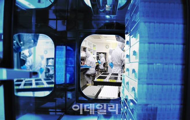 서울 송파구 방이동에 위치한 씨젠 본사에서 진단 키트를 개발하는 모습. [사진=씨젠]