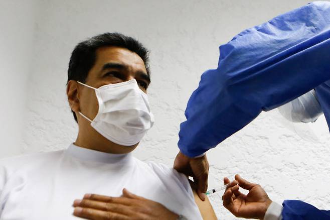 니콜라스 마두로 베네수엘라 대통령이 7일(현지시간) 러시아가 개발한 코로나19 백신 ‘스푸트니크 V’를 맞고 있다. (사진=AFP)